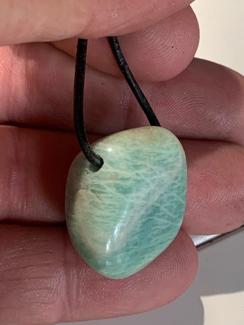 Amazonite, pendentif de 27 x 21 x 15 mm. Vendu avec cordon noir réglable