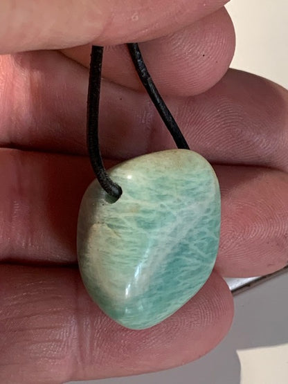 Amazonite, pendentif de 27 x 21 x 15 mm. Vendu avec cordon noir réglable