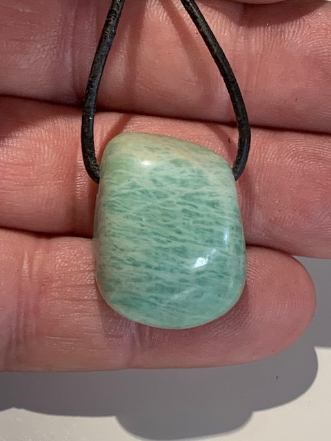Amazonite, pendentif de 27 x 21 x 15 mm. Vendu avec cordon noir réglable