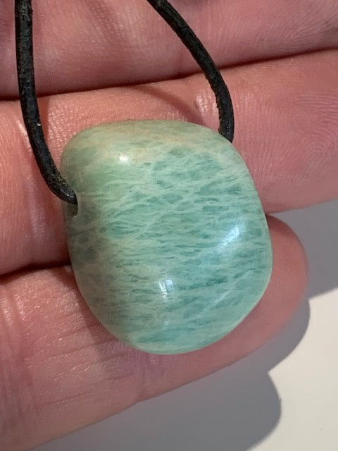 Amazonite, pendentif de 27 x 21 x 15 mm. Vendu avec cordon noir réglable