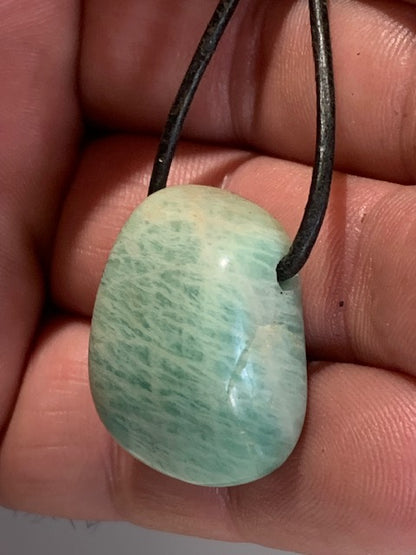 Amazonite, pendentif de 27 x 21 x 15 mm. Vendu avec cordon noir réglable