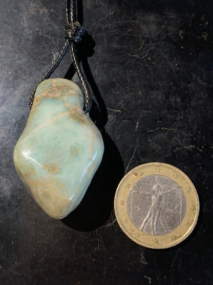 Larimar, pendentif en pierre naturelle à percement latéral. 39 mm x 24 x 14. Vendu avec cordon noir réglable