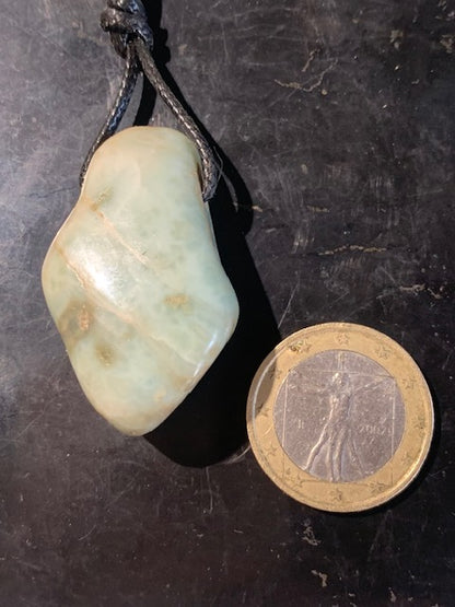 Larimar, pendentif en pierre naturelle à percement latéral. 39 mm x 24 x 14. Vendu avec cordon noir réglable