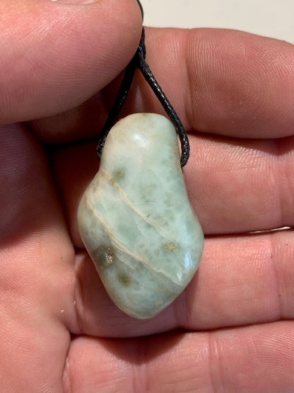 Larimar, pendentif en pierre naturelle à percement latéral. 39 mm x 24 x 14. Vendu avec cordon noir réglable