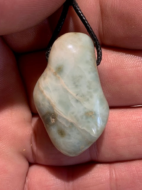 Larimar, pendentif en pierre naturelle à percement latéral. 39 mm x 24 x 14. Vendu avec cordon noir réglable