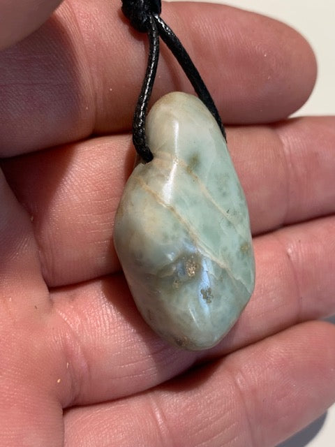 Larimar, pendentif en pierre naturelle à percement latéral. 39 mm x 24 x 14. Vendu avec cordon noir réglable