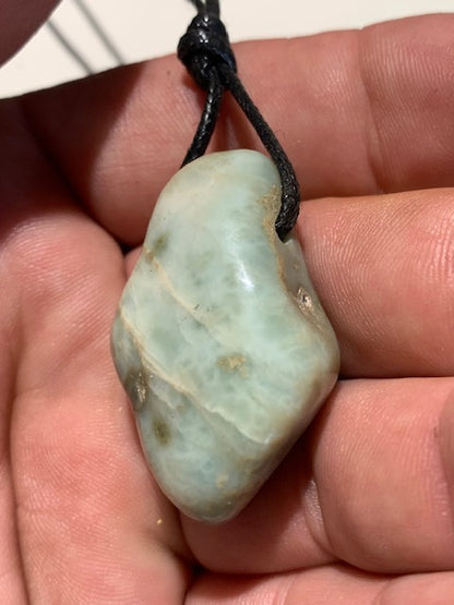 Larimar, pendentif en pierre naturelle à percement latéral. 39 mm x 24 x 14. Vendu avec cordon noir réglable