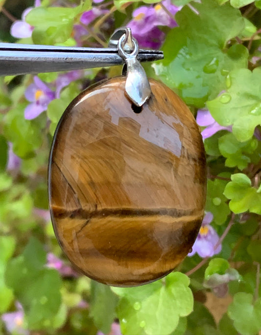 Oeil de tigre, pendentif de 42mm de hauteur x 27 de largeur x 5 d'épaisseur. Vendu avec cordon réglable de couleur noire offert !