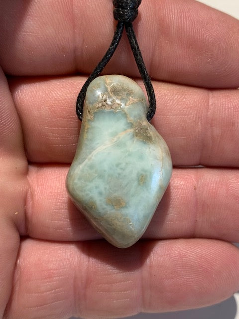Larimar, pendentif en pierre naturelle à percement latéral. 39 mm x 24 x 14. Vendu avec cordon noir réglable
