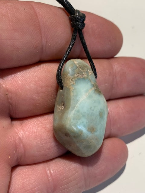 Larimar, pendentif en pierre naturelle à percement latéral. 39 mm x 24 x 14. Vendu avec cordon noir réglable