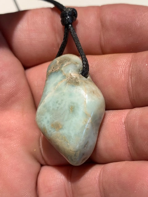 Larimar, pendentif en pierre naturelle à percement latéral. 39 mm x 24 x 14. Vendu avec cordon noir réglable