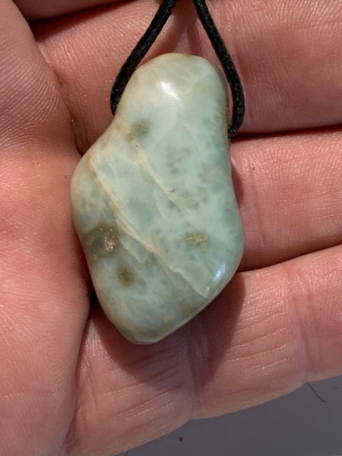 Larimar, pendentif en pierre naturelle à percement latéral. 39 mm x 24 x 14. Vendu avec cordon noir réglable