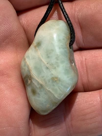 Larimar, pendentif en pierre naturelle à percement latéral. 39 mm x 24 x 14. Vendu avec cordon noir réglable