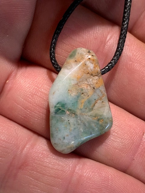 Larimar, pendentif en pierre naturelle à percement latéral - 29 mm x 19 x 8. Vendu avec cordon noir réglable
