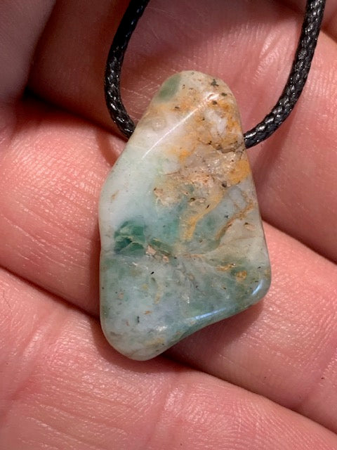 Larimar, pendentif en pierre naturelle à percement latéral - 29 mm x 19 x 8. Vendu avec cordon noir réglable
