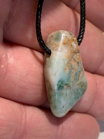 Larimar, pendentif en pierre naturelle à percement latéral - 29 mm x 19 x 8. Vendu avec cordon noir réglable