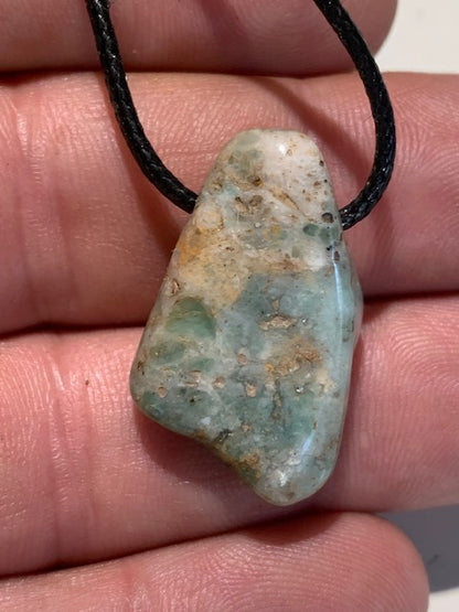 Larimar, pendentif en pierre naturelle à percement latéral - 29 mm x 19 x 8. Vendu avec cordon noir réglable