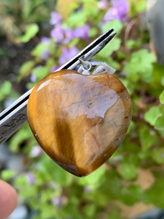 Oeil de tigre, pendentif 'Coeur' en Argent, de 32mm de hauteur x 26 de largeur x 10 d'épaisseur. Vendu avec cordon réglable de couleur noire offert !