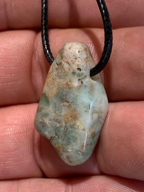 Larimar, pendentif en pierre naturelle à percement latéral - 29 mm x 19 x 8. Vendu avec cordon noir réglable