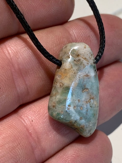 Larimar, pendentif en pierre naturelle à percement latéral - 29 mm x 19 x 8. Vendu avec cordon noir réglable