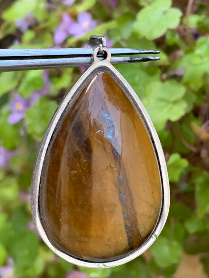 Oeil de tigre, pendentif de 45mm de hauteur x 25 de largeur x 8 d'épaisseur. Vendu avec cordon réglable de couleur noire offert !