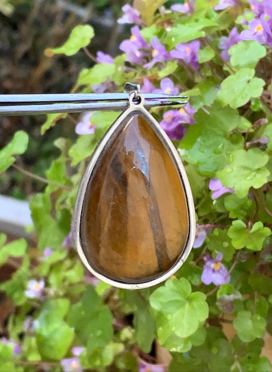 Oeil de tigre, pendentif de 45mm de hauteur x 25 de largeur x 8 d'épaisseur. Vendu avec cordon réglable de couleur noire offert !