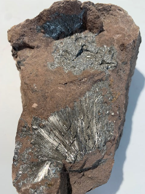 Pyrolusite, spécimen brut - 130 mm x 90 x 65 - 705 gr.