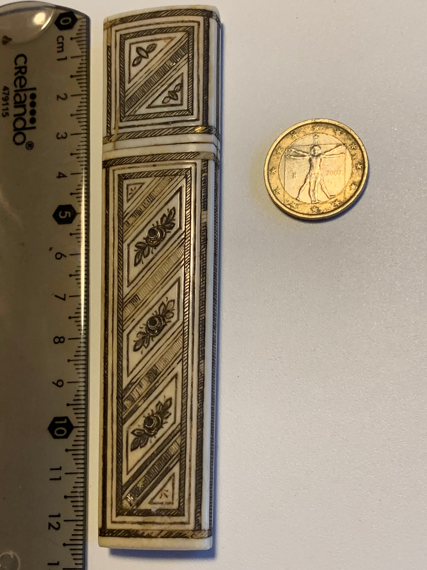 Étui / Fourreau ancien en corne sculptée – Superbe réalisation – 12 cm × 3 cm – 39 grammes !