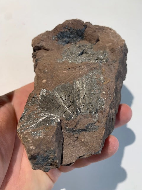 Pyrolusite, spécimen brut - 130 mm x 90 x 65 - 705 gr.