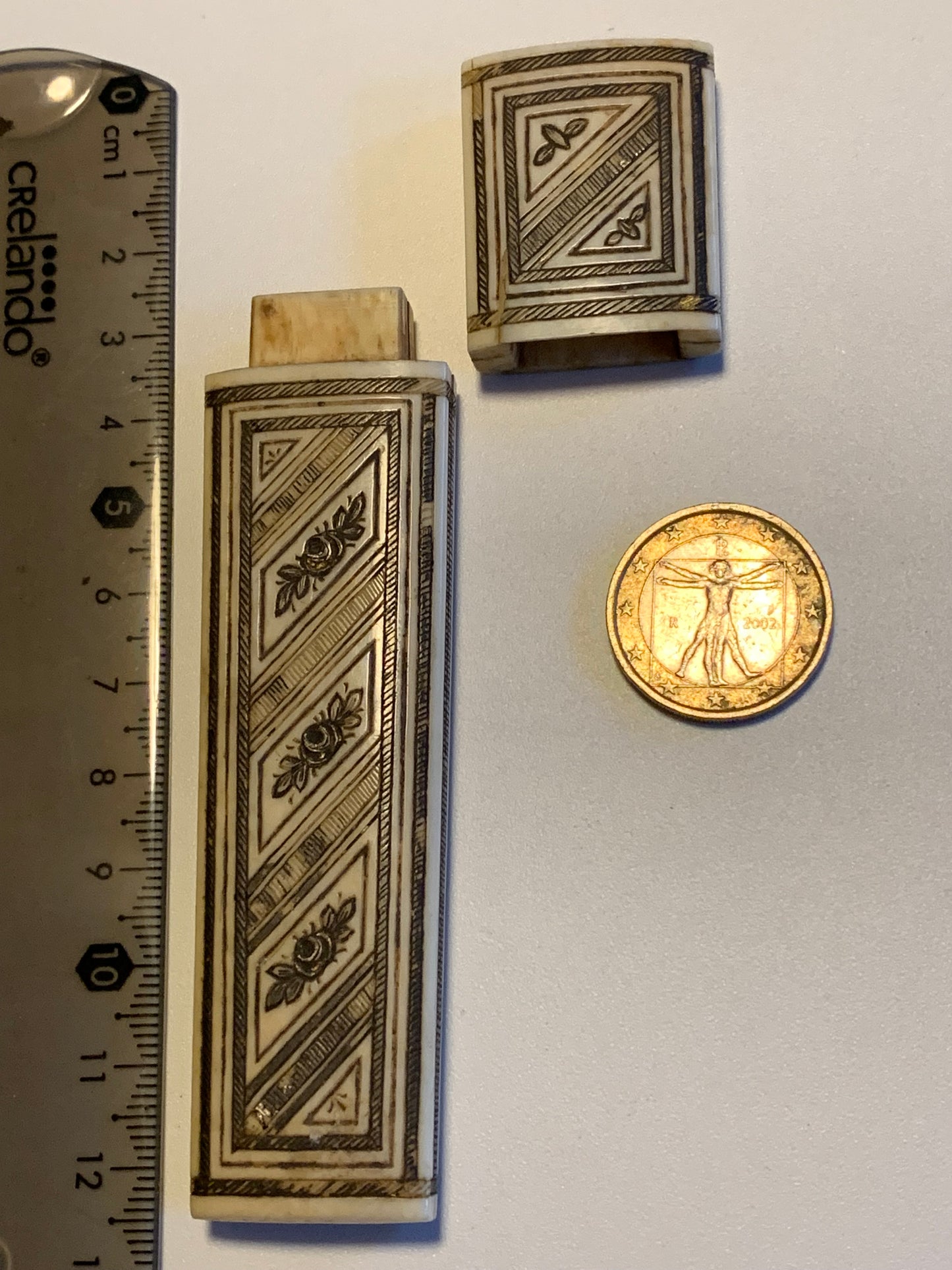 Étui / Fourreau ancien en corne sculptée – Superbe réalisation – 12 cm × 3 cm – 39 grammes !