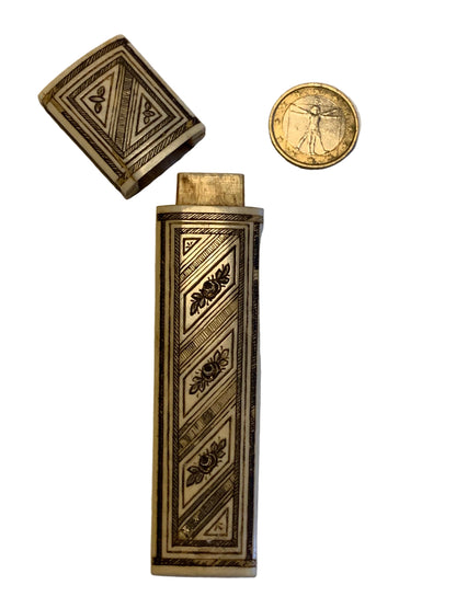 Étui / Fourreau ancien en corne sculptée – Superbe réalisation – 12 cm × 3 cm – 39 grammes !