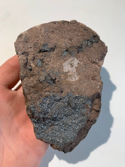 Pyrolusite, spécimen brut - 130 mm x 90 x 65 - 705 gr.