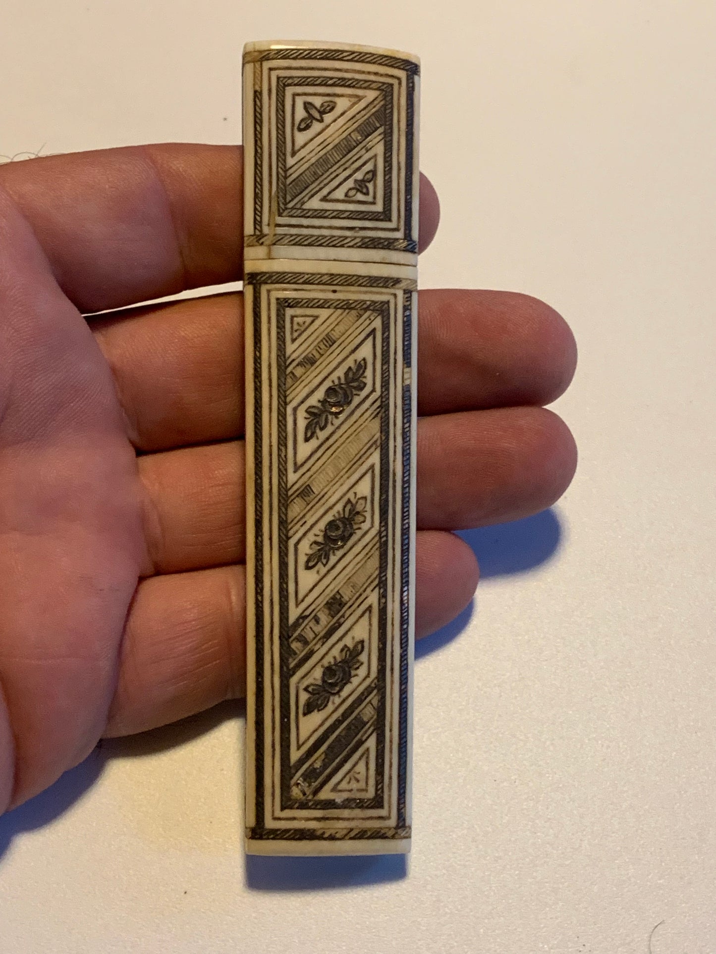 Étui / Fourreau ancien en corne sculptée – Superbe réalisation – 12 cm × 3 cm – 39 grammes !