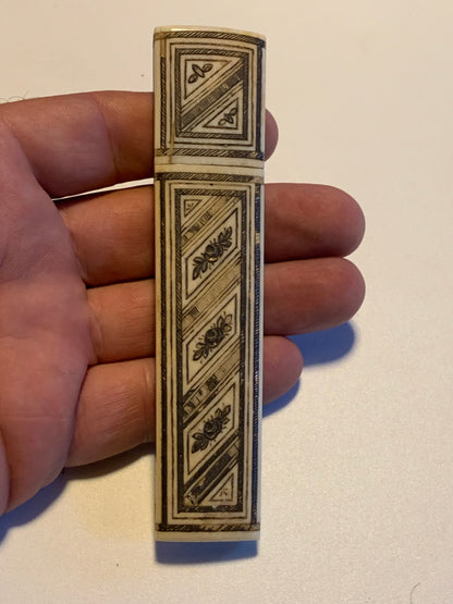 Étui / Fourreau ancien en corne sculptée – Superbe réalisation – 12 cm × 3 cm – 39 grammes !