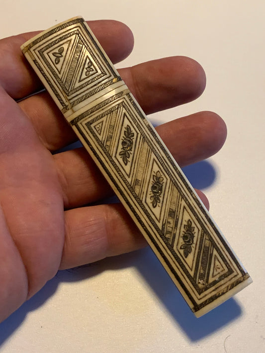 Étui / Fourreau ancien en corne sculptée – Superbe réalisation – 12 cm × 3 cm – 39 grammes !