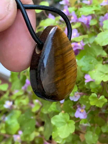 Oeil de tigre, pendentif, de 38 millimètres de hauteur x 24 mm de largeur x 12 millimètres. Vendu avec cordon noir réglable offert !