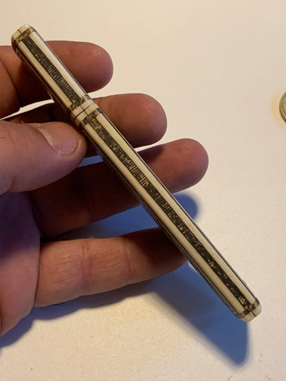 Étui / Fourreau ancien en corne sculptée – Superbe réalisation – 12 cm × 3 cm – 39 grammes !