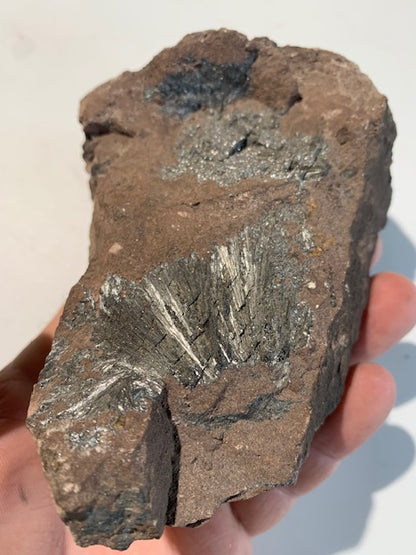 Pyrolusite, spécimen brut - 130 mm x 90 x 65 - 705 gr.