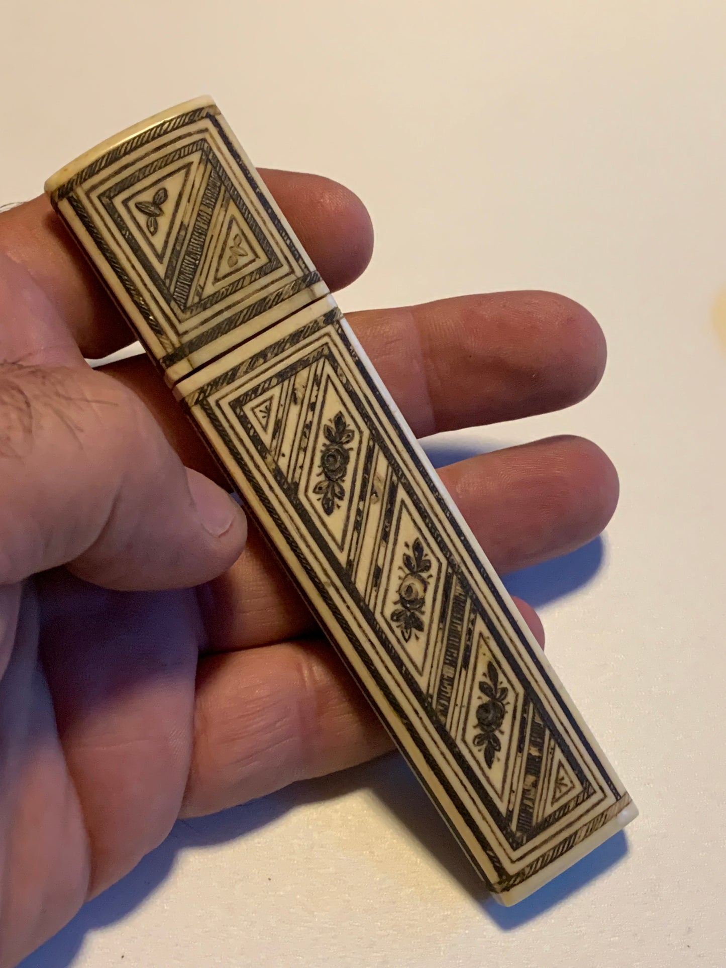 Étui / Fourreau ancien en corne sculptée – Superbe réalisation – 12 cm × 3 cm – 39 grammes !