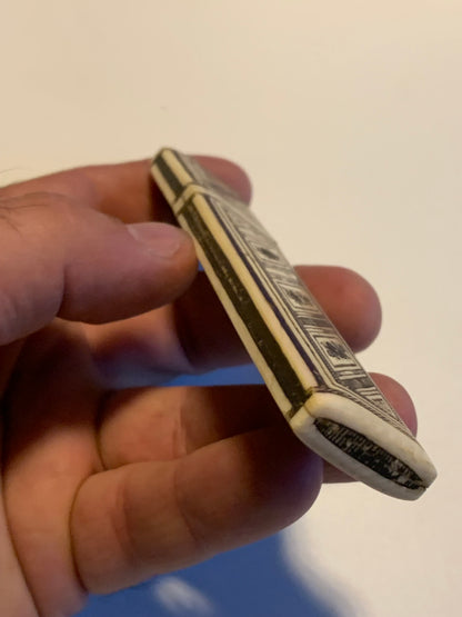 Étui / Fourreau ancien en corne sculptée – Superbe réalisation – 12 cm × 3 cm – 39 grammes !