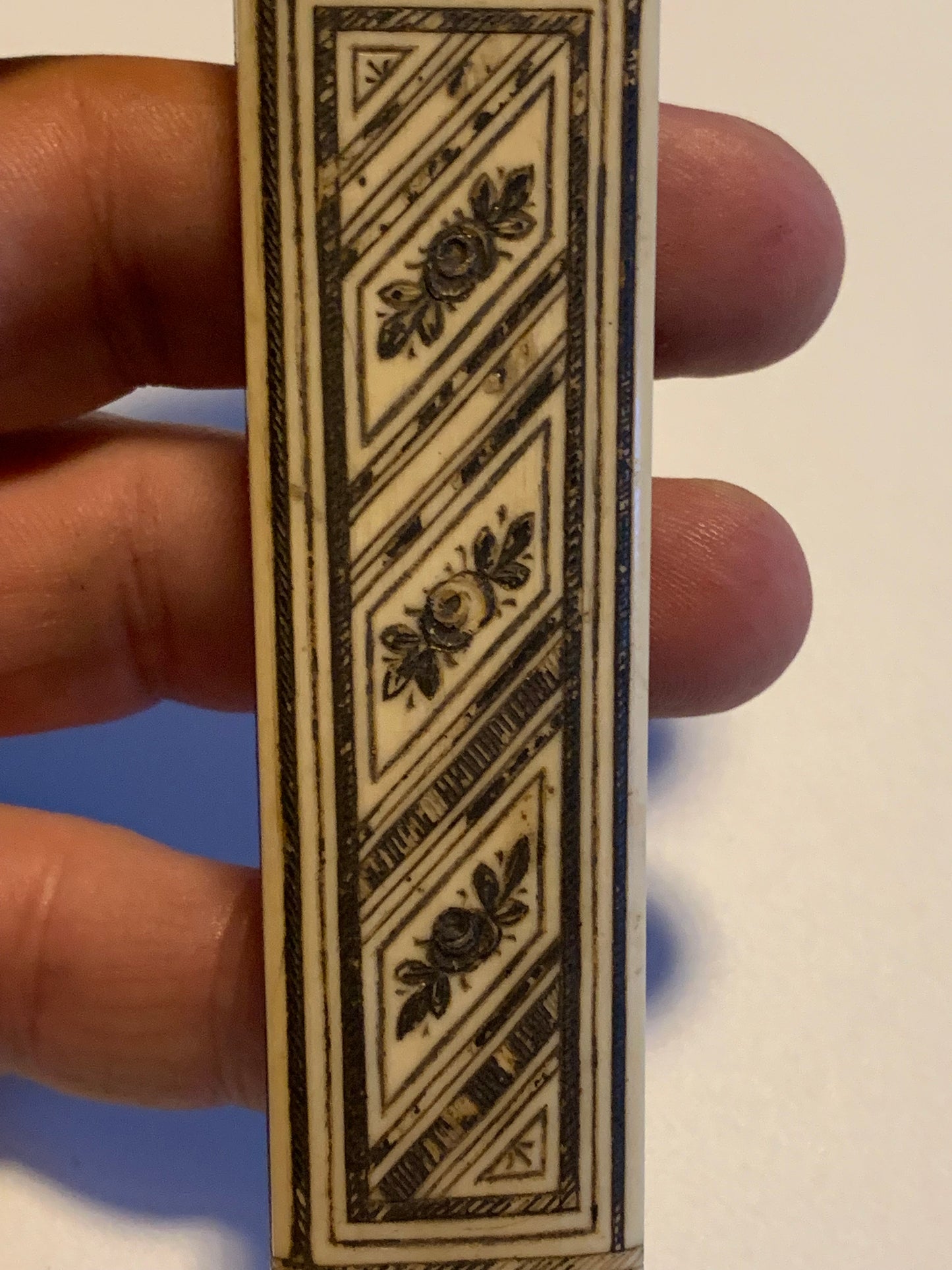 Étui / Fourreau ancien en corne sculptée – Superbe réalisation – 12 cm × 3 cm – 39 grammes !