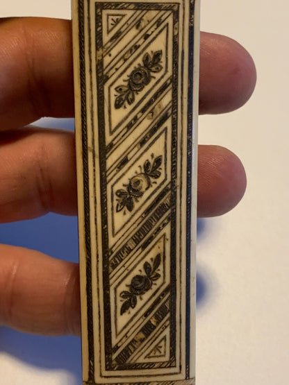 Étui / Fourreau ancien en corne sculptée – Superbe réalisation – 12 cm × 3 cm – 39 grammes !