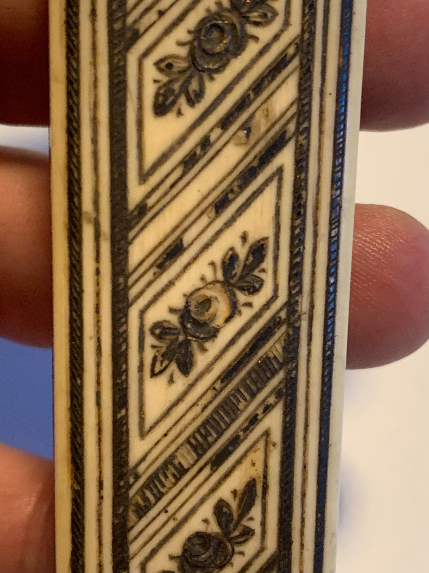 Étui / Fourreau ancien en corne sculptée – Superbe réalisation – 12 cm × 3 cm – 39 grammes !