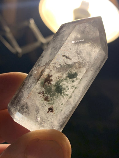 Cristal de Roche/ Quartz Lodolite – Pointe laser naturelle à inclusions de chlorite - ± 60 mm (H) × 27 × 20 - 54,4 gr. !