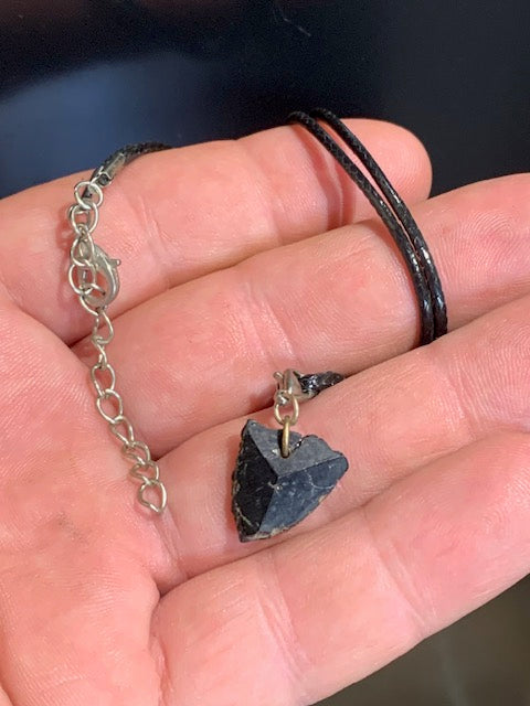 Tourmaline noire naturelle – Pendentif  – 20 x 15 x 4 mm – Cordon noir réglable offert