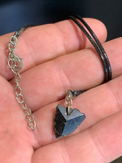 Tourmaline noire naturelle – Pendentif  – 20 x 15 x 4 mm – Cordon noir réglable offert