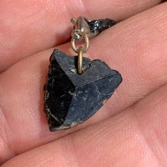Tourmaline noire naturelle – Pendentif  – 20 x 15 x 4 mm – Cordon noir réglable offert