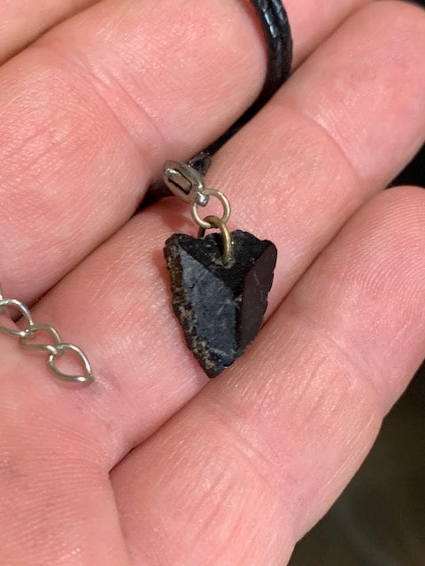 Tourmaline noire naturelle – Pendentif  – 20 x 15 x 4 mm – Cordon noir réglable offert
