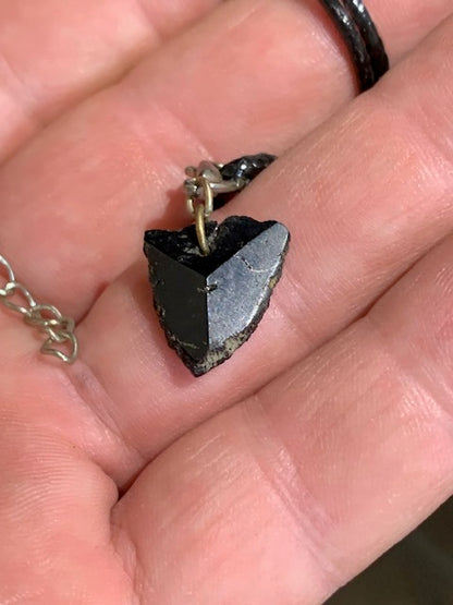 Tourmaline noire naturelle – Pendentif  – 20 x 15 x 4 mm – Cordon noir réglable offert