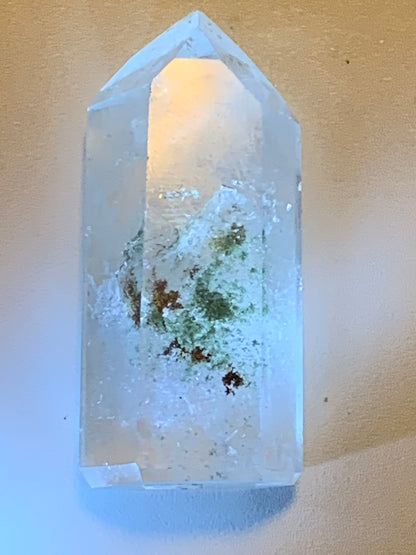 Cristal de Roche/ Quartz Lodolite – Pointe laser naturelle à inclusions de chlorite - ± 60 mm (H) × 27 × 20 - 54,4 gr. !